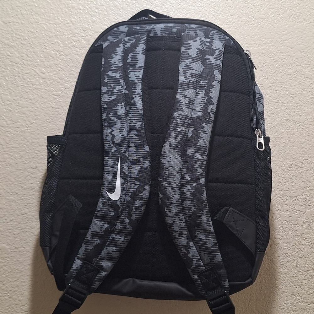 NWTNike Black and Gray Big Kids Backpack - Picture 5 of 8